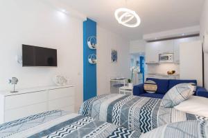 2 letti in una camera da letto con blu e bianco di Casa Ocean Breeze a Las Palmas de Gran Canaria