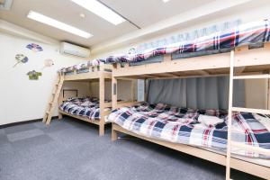 two bunk beds are in a room with at Station Condominium Otsuka in Tokyo