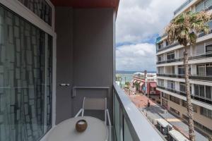 un balcone con tavolo e vista sulla città di Casa Ocean Breeze a Las Palmas de Gran Canaria
