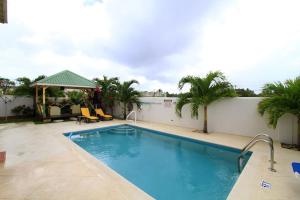 Swimmingpoolen hos eller tæt på Sungold House Barbados