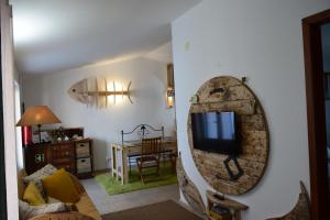 sala de estar con espejo en la pared en Casa D Amélia, en Óbidos