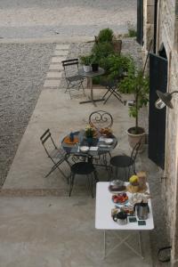 ポン・サン・テスプリにあるDomaine Céladonのテーブルと椅子、食べ物を置いたパティオ