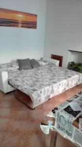 基亞瓦里的住宿－Maison Verika，一张床位,位于带桌子和床罩的房间