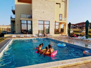 Φωτογραφία από το άλμπουμ του Sara σε Vama Veche +49 φωτογραφίες