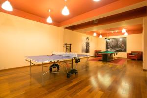 Stolný tenis v ubytovaní VIP Apartamenty Gorące Źródła alebo v jeho okolí