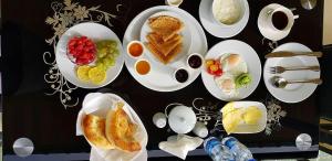 un montón de platos de comida en una mesa en Zarya Hotel, en Khorog