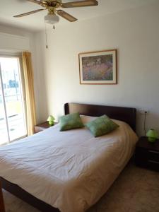sypialnia z łóżkiem z 2 zielonymi poduszkami w obiekcie NEW centro Torremolinos w mieście Torremolinos +23 zdjęcia