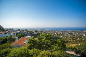 Elle offre une vue sur la ville et l'océan. dans l'établissement Bellapais Apartments, à Kyrenia