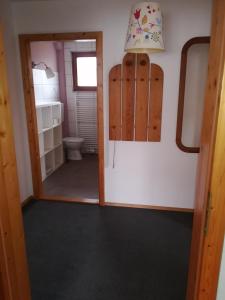 baño con aseo y puerta a una habitación en Ferienwohnung Miller, en Owingen