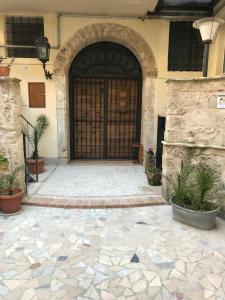 索拉的住宿－Le Prigioni del Palazzo B&B，进入带黑色门的建筑物的入口