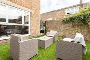 Gallery image of The Century Chalet - Contemporary 2BDR Townhouse with Parking in Oxford