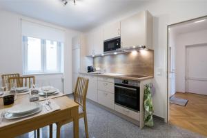 cocina con mesa y comedor en Apartment Rudolfsplatz, en Viena