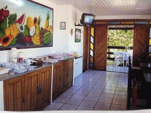 una cucina con bancone e tavolo con cibo di Pousada Visual a Arraial d'Ajuda