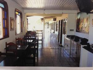 una sala da pranzo con tavoli e sedie in un ristorante di Pousada Visual a Arraial d'Ajuda Altre 6 foto