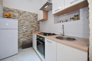 Kuchyň nebo kuchyňský kout v ubytování Apartments Smoky M