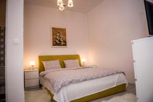 Ein Bett oder Betten in einem Zimmer der Unterkunft Reghin Guest House