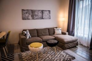 Ein Sitzbereich in der Unterkunft Reghin Guest House