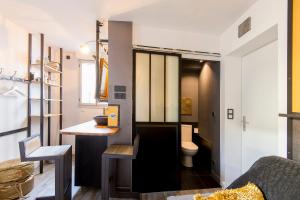 a small bathroom with a toilet and a table at Apartment MiniSteel Loft Brotteaux Part-Dieu in Lyon