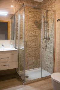 a bathroom with a shower and a sink at Casa das Andorinhas in Lagos