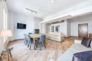 Televízia a/alebo spoločenská miestnosť v ubytovaní Victoria Majesty Apartments