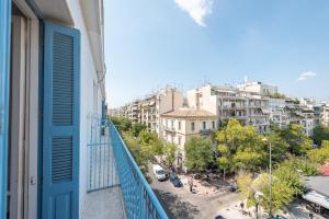 balkon apartamentowy z widokiem na miasto w obiekcie Victoria Majesty Apartments w Atenach