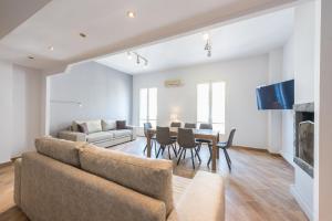 Televízia a/alebo spoločenská miestnosť v ubytovaní Victoria Majesty Apartments