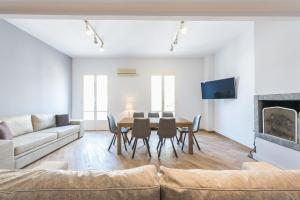 Televízia a/alebo spoločenská miestnosť v ubytovaní Victoria Majesty Apartments