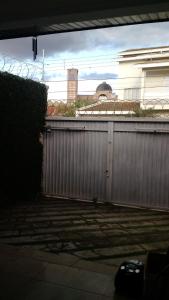 a fence in a yard next to a building at Casa Aparecida in Aparecida