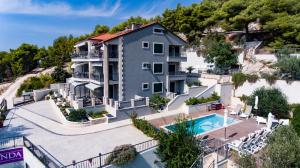 widok z lotu ptaka na dom z basenem w obiekcie Island Hvar Seaside Villa Levanda with Beach, Pool & Seaview w Hvarze
