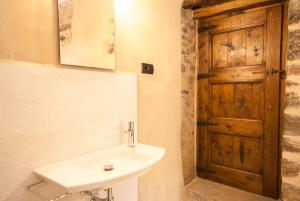 A bathroom at Casa Mur de Alujan