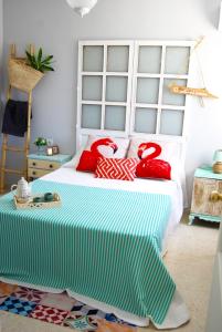 エシハにあるEl Patio del Limoneroのベッドルーム1室(赤い枕のベッド1台付)