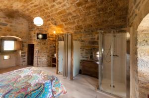 A bed or beds in a room at Casa Mur de Alujan