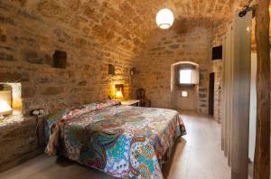 A bed or beds in a room at Casa Mur de Alujan