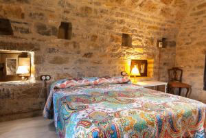 A bed or beds in a room at Casa Mur de Alujan