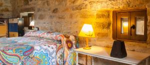 A bed or beds in a room at Casa Mur de Alujan