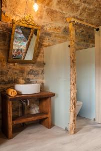 y baño con lavabo y espejo. en Casa Mur de Alujan, en Tierrantona