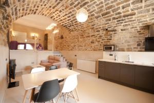 A kitchen or kitchenette at Casa Mur de Alujan