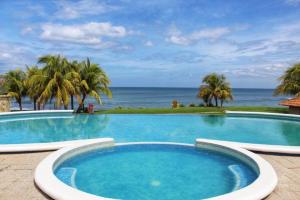 a large swimming pool with the ocean in the background at Casa Taylor Gran Pacifica Resort in San Diego