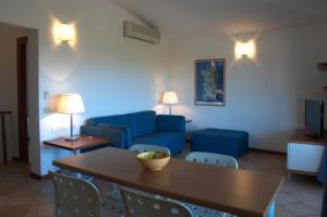 A seating area at Cala Paradiso Residence