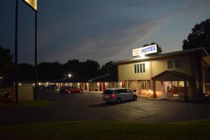 een motel met een auto geparkeerd op een parkeerplaats bij White Oaks Motel Pennsville/Carneys Point in Pennsville