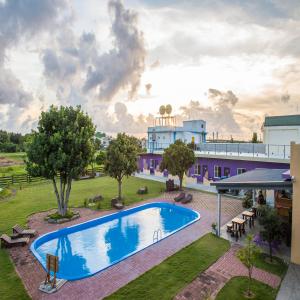 una vista aérea de una piscina en un complejo en Country Lane, en Checheng