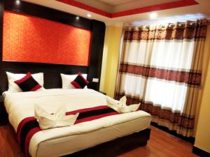 Tempat tidur dalam kamar di Kathmandu Regency Hotel