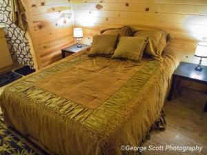 1 dormitorio con 1 cama grande y 2 mesas en Zion’s Cozy Cabin's, en Hildale