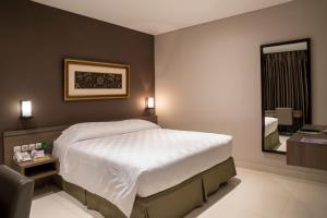 Letto o letti in una camera di Mambruk Hotel & Convention