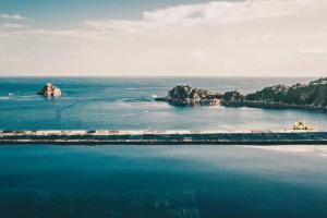 une île au milieu de l'océan dans l'établissement Langkhai Garden, à Koh Tao