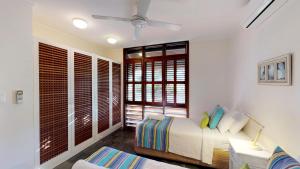 1 dormitorio con cama y ventana en Wongalinga, en Mission Beach