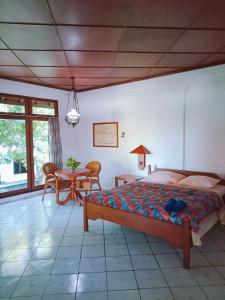Un pat sau paturi într-o cameră la Rini hotel