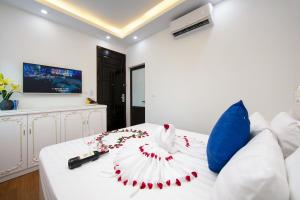 Giường trong phòng chung tại Hanoi Golden Hotel