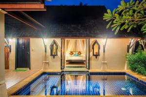 Bazén v ubytování Chada Lanta Beach Resort - SHA Extra Plus nebo v jeho okolí