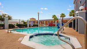 Πισίνα στο ή κοντά στο Best Western Plus Northwest Inn and Suites Houston